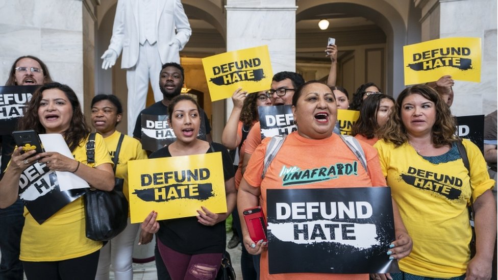 Активисты иммиграционной службы протестуют против задержания детей на границе США и Мексики в ротонде здания Сената Рассела в Вашингтоне, округ Колумбия, США, 25 июня 2019 года.