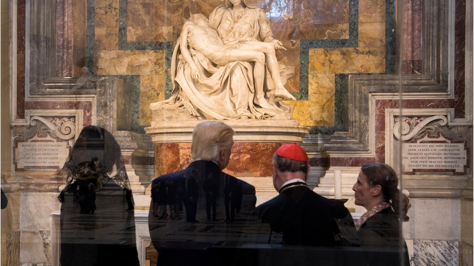 La estatua original, ubicada en la Basílica de San Pedro, ahora está protegida por un cristal a prueba de balas. Donlad Trump mirando La Pietá