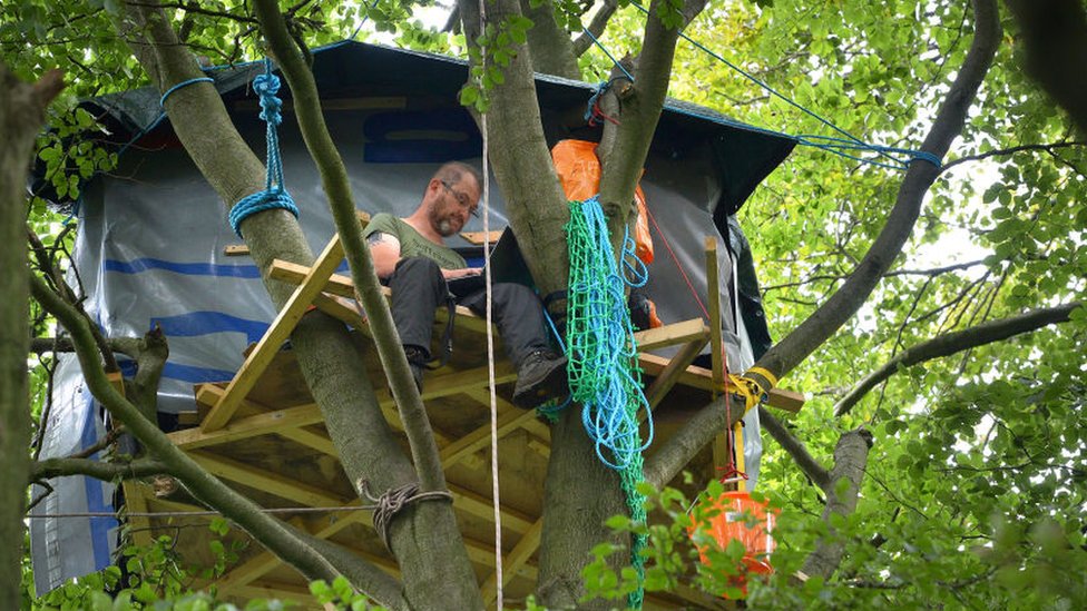 Steve Masters arbeitet in seinem Baumhaus