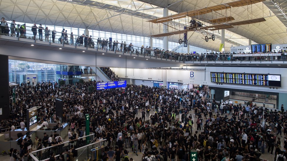 Протестующие занимают международный аэропорт Гонконга Чек Лап Кок в Гонконге, Китай,