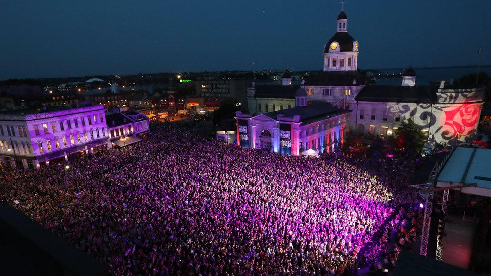 толпа заполняет площадь в Кингстоне, Онтарио, 20 августа 2016 г.