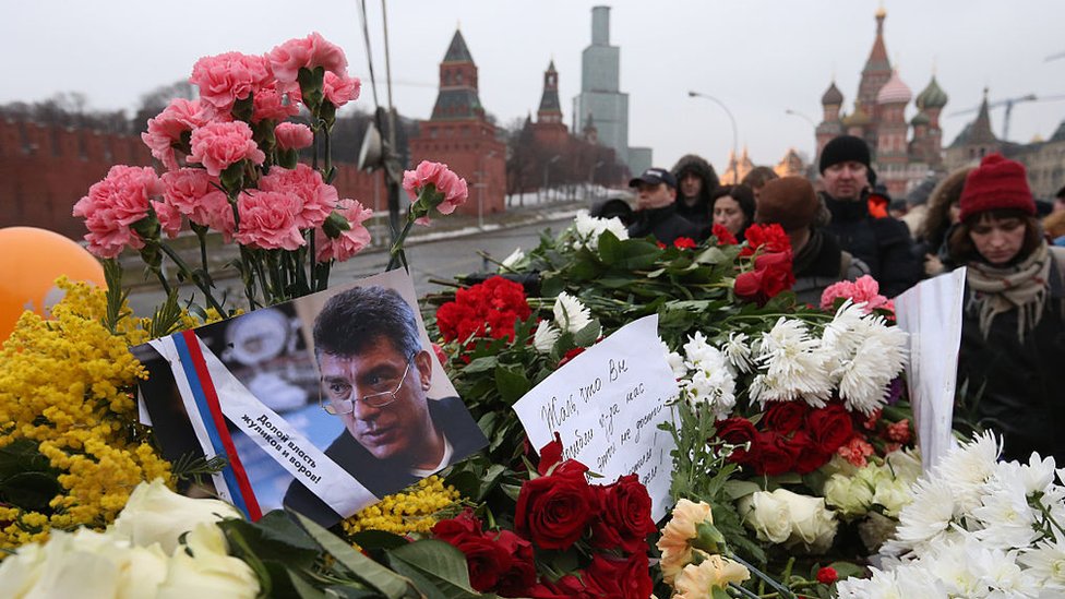 روسيا وأوكرانيا: ما ثمن معارضة فلاديمير بوتين؟ 4 Mourners gather to place tributes at the site where Russian opposition leader and former Deputy Prime Minister Boris Nemtsov was killed on Bolshoi Moskvoretsky bridge, 28 February 2015