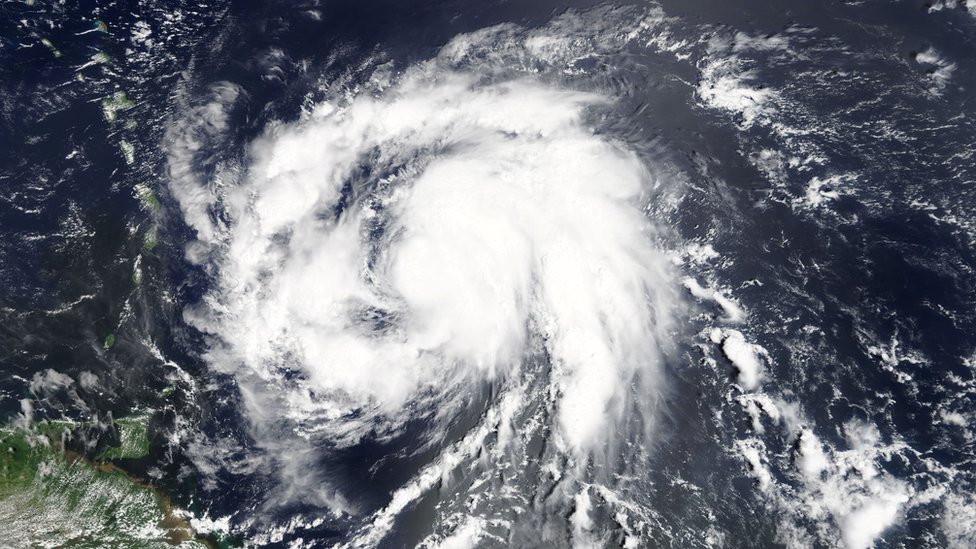Изображение показывает ураган «Мария» в Атлантическом океане