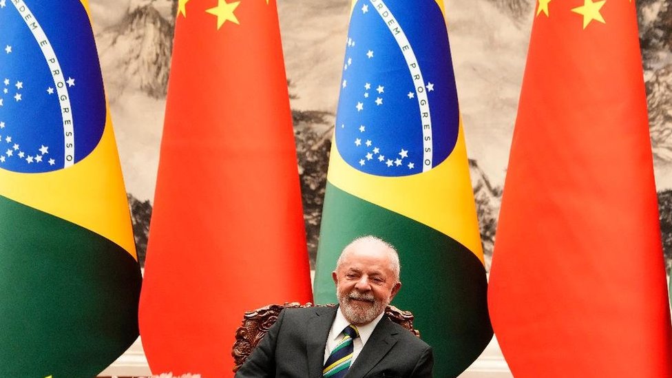 Lula con frente a las banderas de Brasil y China durante una visita al país asiático en abril