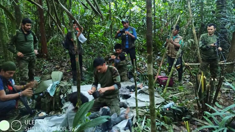 Militares con los menores en la selva de colombia