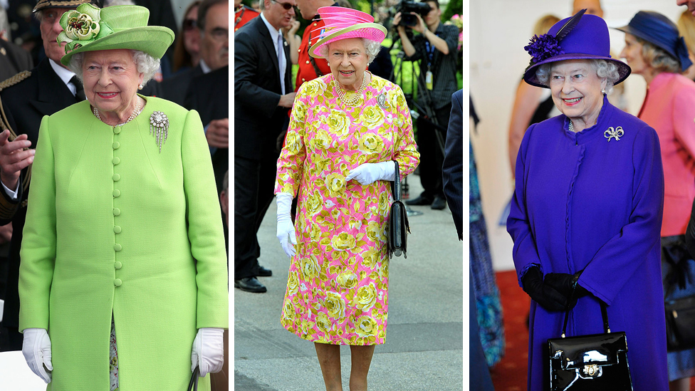 La reina suele vestir atuendos muy coloridos