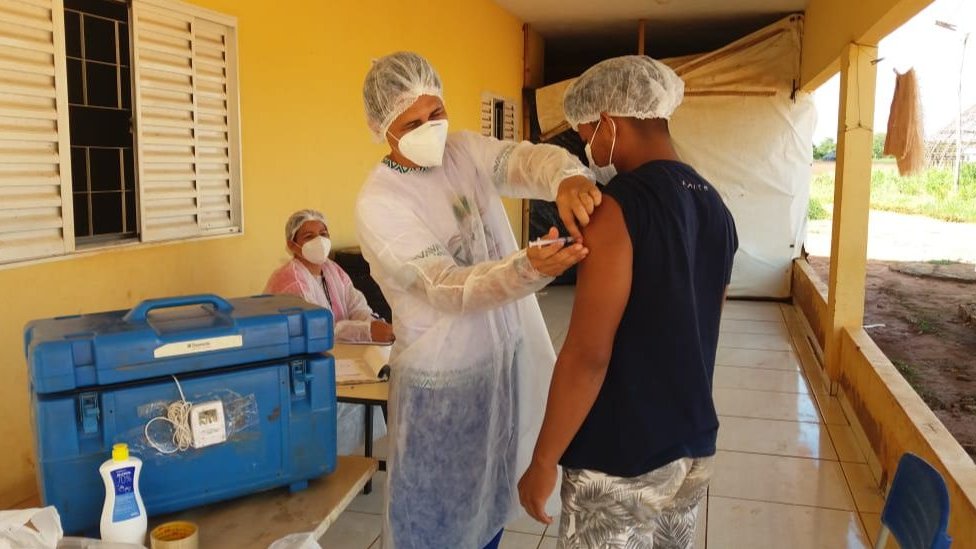 Um homem da comunidade kuikuro recebe uma vacina contra covid