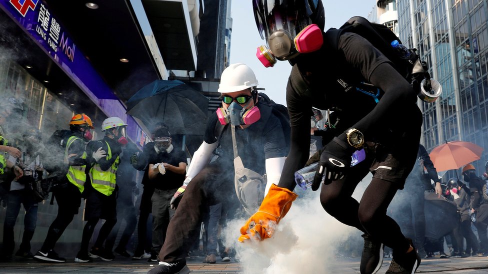 Антиправительственные протестующие в Гонконге с баллончиком со слезоточивым газом 20 октября 2019 года