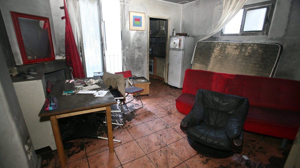Вид на квартиру, которая загорелась накануне, в которой умерла пожилая женщина, известная как «Роза П.В.», в Реусе, Каталония, Испания, 15 ноября 2016 г.