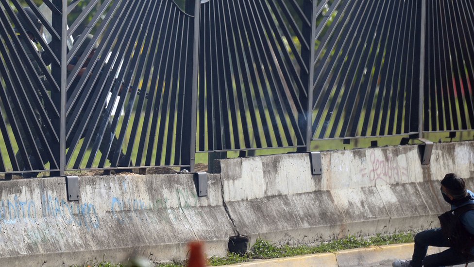 Momento en el que un Guardia Nacional dispara presuntamente a David Vallenilla. Manifestante