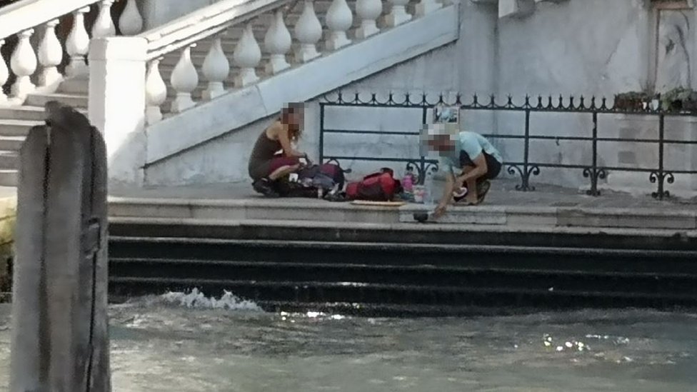 Туристы варят кофе на берегу реки