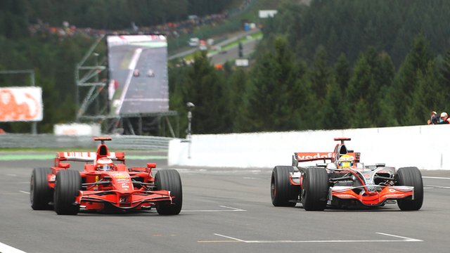 Lewis Hamilton (r) prepares to overtake Kimi Raikkonen (l) during the 2008 Belgian Grand Prix