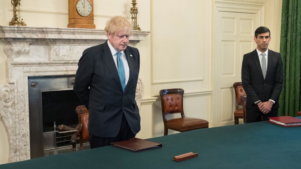 İngiltere Başbakanı Boris Johnson (solda) ve Maliye Bakanı Rishi Sunak