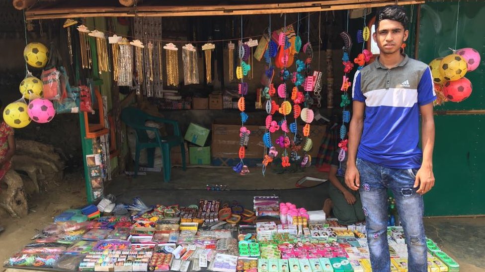 Фейсал возле своего магазина в районе лагеря Кутаупалонг
