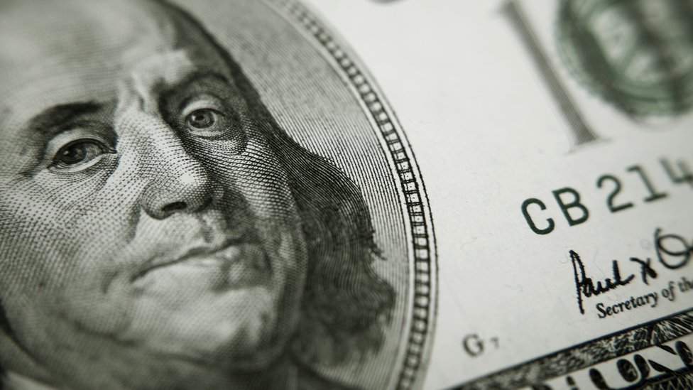 Cara de Benjamin Franklin en un billete de dólar.