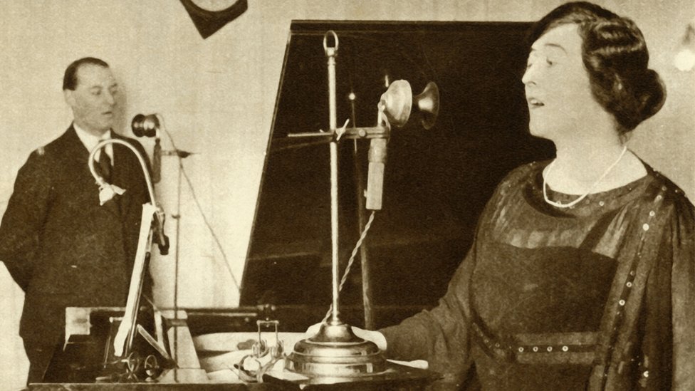 Performers Singing A Duet In One Of The Studios Of 2Lo in 1923