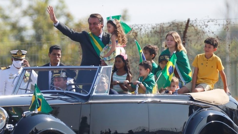 Bolsonaro cercado de crianças em carro aberto no 7 de setembro em Brasília