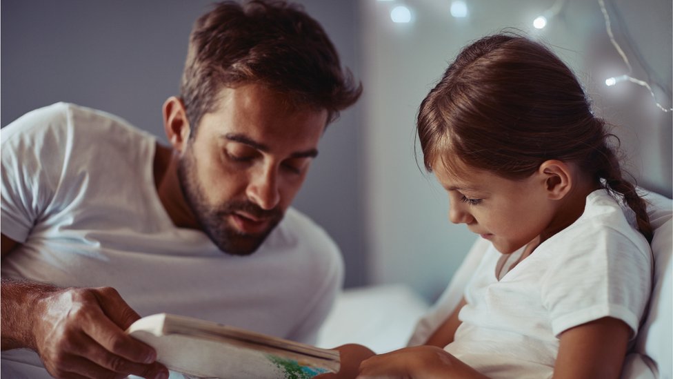 kızına masal okuyan bir baba