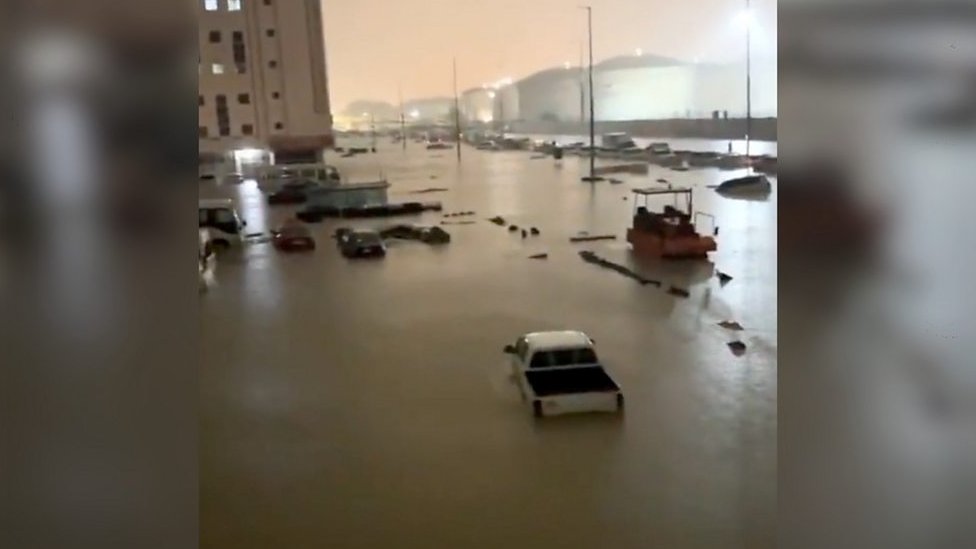 فيضانات الإمارات: سقوط قتلى والسلطات تنقذ المئات بعد هطول أمطار غزيرة - صور  - BBC News عربي