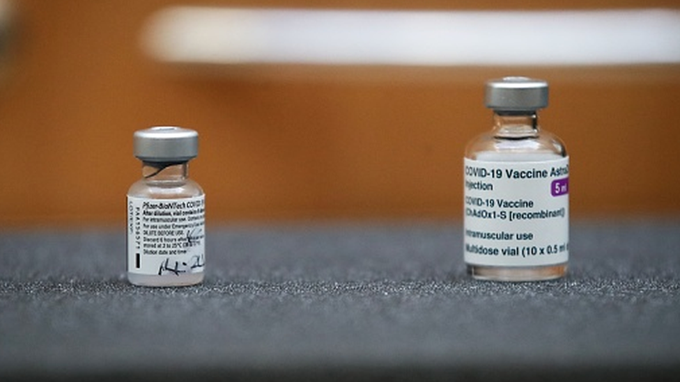 Ampolas das vacinas de Pfizer e AstraZeneca