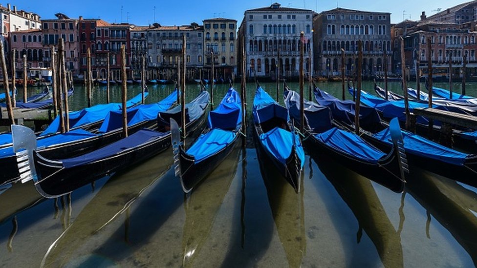Agua cristalina en los canales de Venecia.