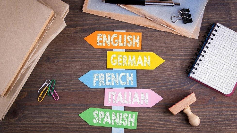 Carteles con nombres de idiomas sobre un escritorio