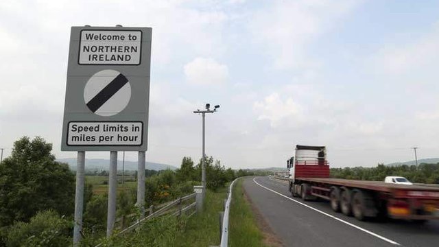 Hace unos 50 años era más fácil adivinar en qué país se estaba porque las mejores carreteras estaban en Irlanda del Norte. Signo en Irlanda del Norte