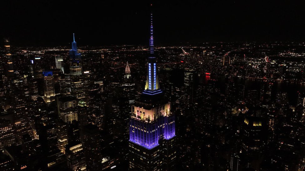 El Empire State Building de Nueva York se iluminó de púrpura y plata en homenaje a la reina Isabel II.