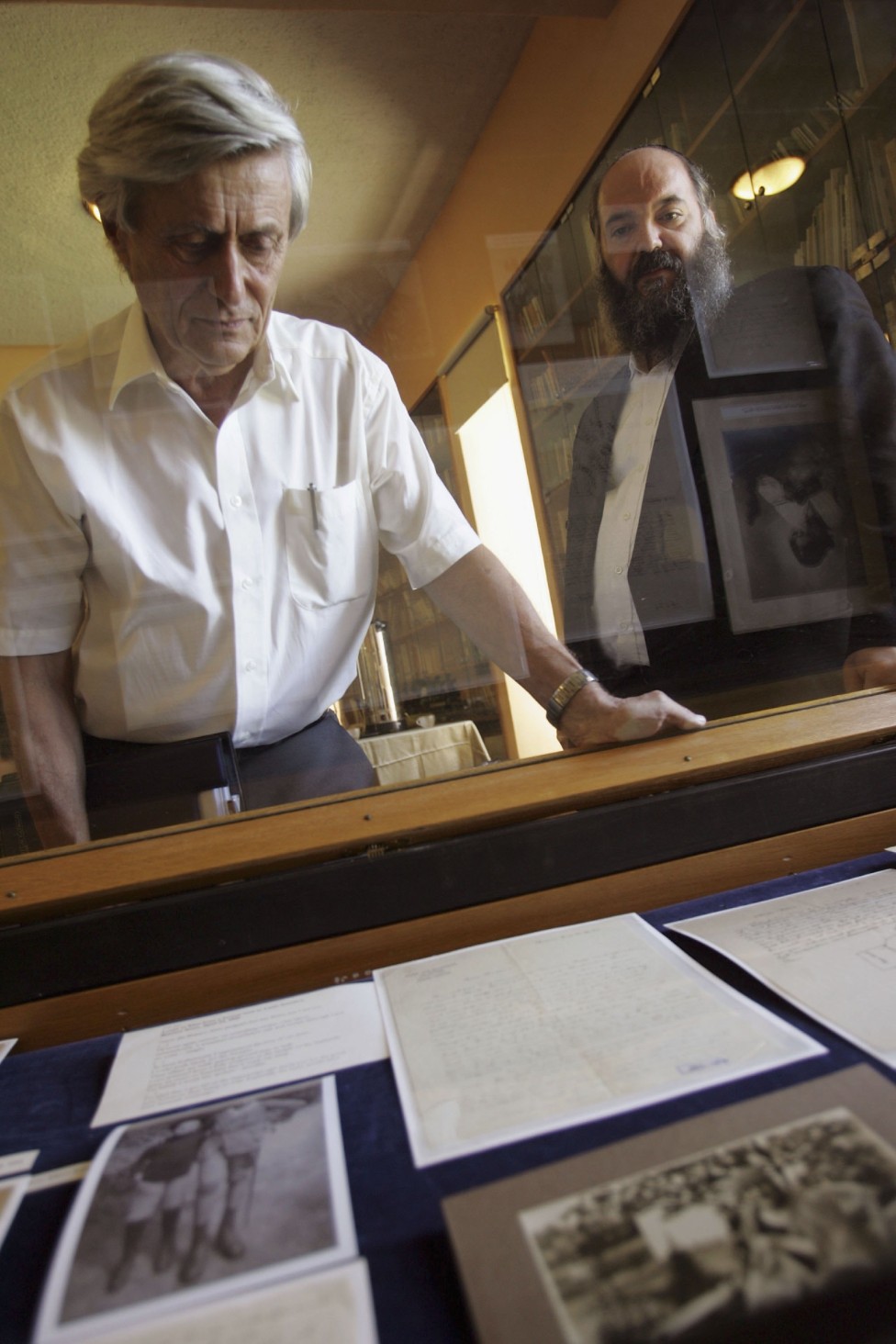 Profesör Gutfreund (solda) Kudüs İbrani Üniversitesi'nde Albert Einstein'ın mektupları ile