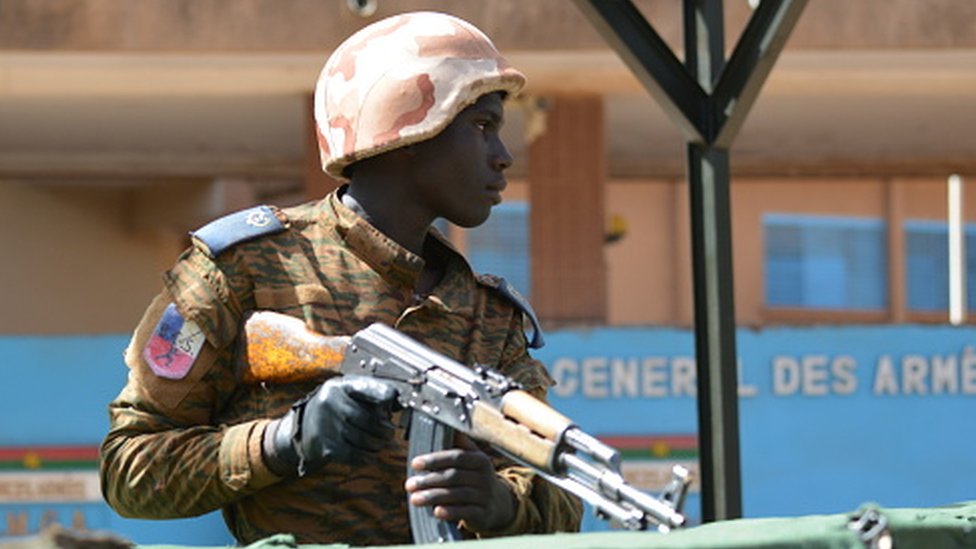 Солдат стоит на страже возле штаба сил обороны страны в столице Уагадугу