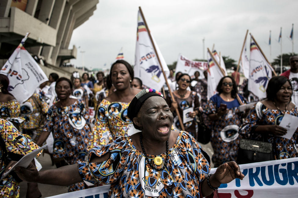 Сторонники бывшего премьер-министра ДР Конго и лидера оппозиции Этьена Чисекеди поют и танцуют перед его траурной церемонией.