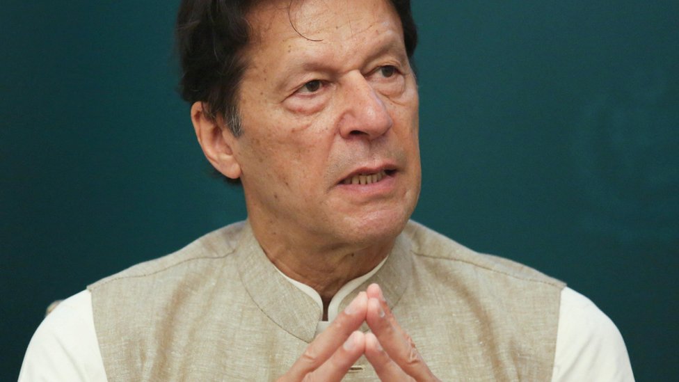رئيس الوزراء عمران خان يتحدث الى مناصريه