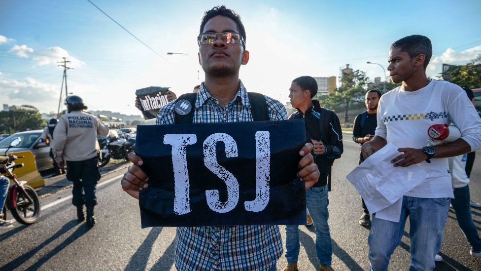 La sentencia del TSJ provocó algunas protestas en Caracas, la capital del país. Protesta contra la decisión del TSJ