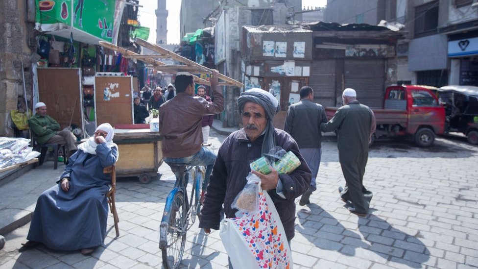 Kahire sokaklarında yoksul bir adam
