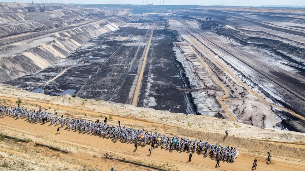 Активисты проходят через шахту Гарцвейлер