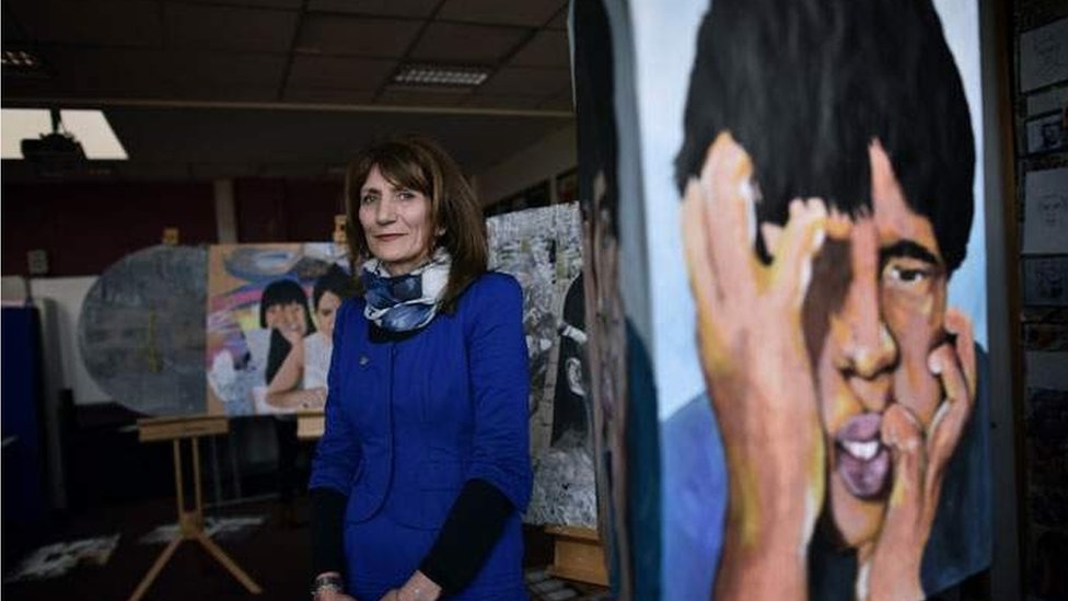 Marie Lindsay nació en Muff, pero viaja diariamente a Derry donde es directora de un colegio de niñas, el St Mary´s. Marie Lindsay