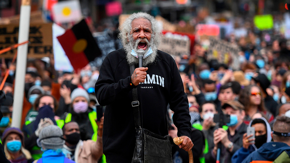 Протестующий обращается к толпе в Австралии