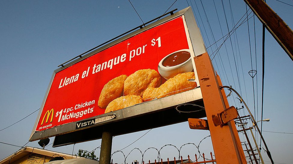 Letrero en español de McDonalds en Los Ángeles, California, Estados Unidos.