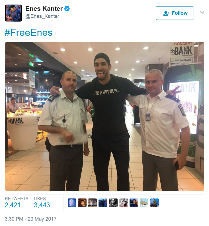 Скриншот из Twitter-аккаунта @Enes_Kanter, на котором спортсмен обнимает двух полицейских аэропорта. Подпись под заголовком гласит: #FreeEnes