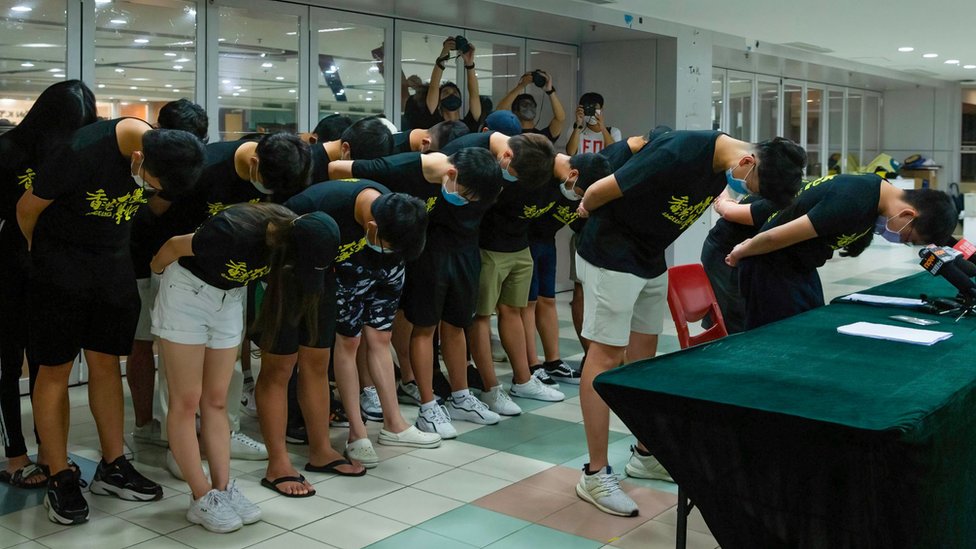香港大學學生會成員就評議會七一刺警案決議鞠躬道歉（9/7/2021）