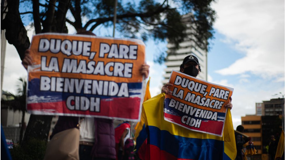 Un grupo de manifestantes saluda la visita que la CIDH realizó a Colombia en 2021