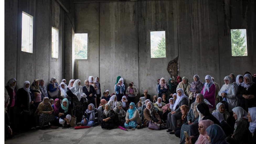 Žene okupljene pre molitve