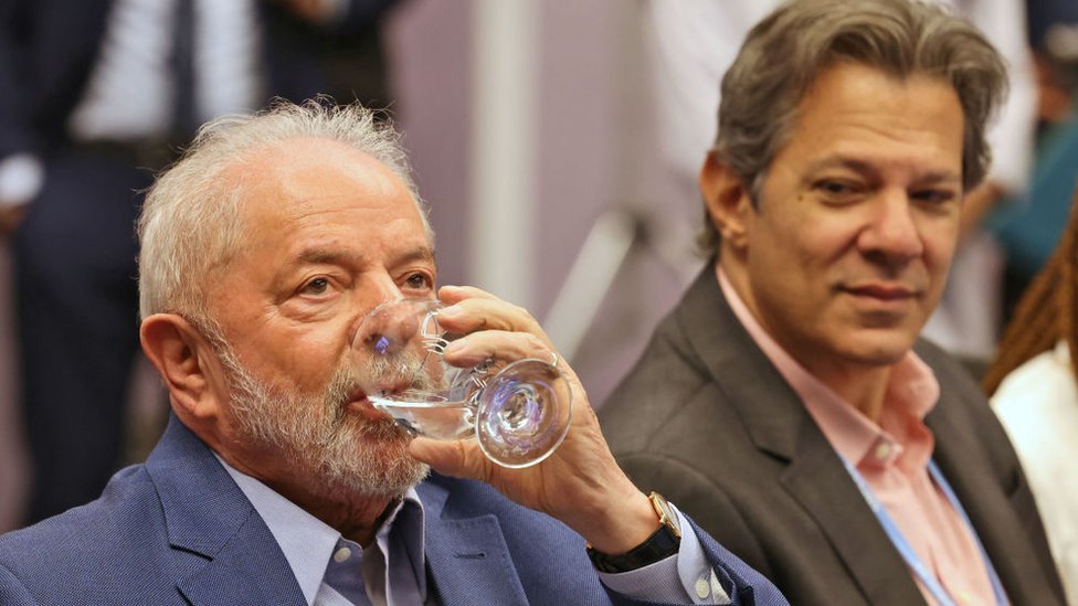Haddad observa Lula bebendo água durante evento na COP27, no Egito, em novembro de 2022