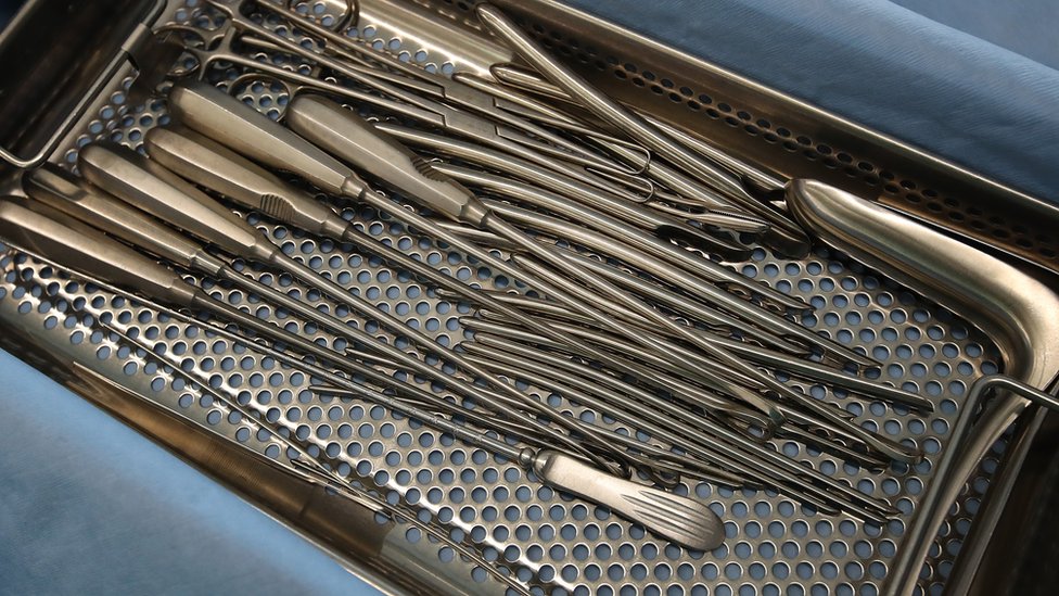 Instrumentos quirúrgicos para hacer un aborto