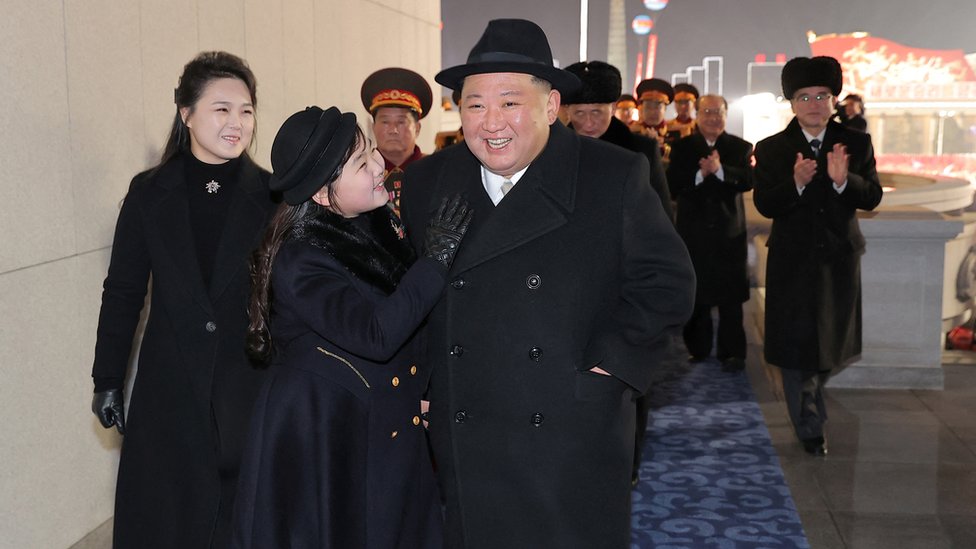 Kim Jong-un y su hija Kim Ju-ae sonriendo durante el desfile militar.