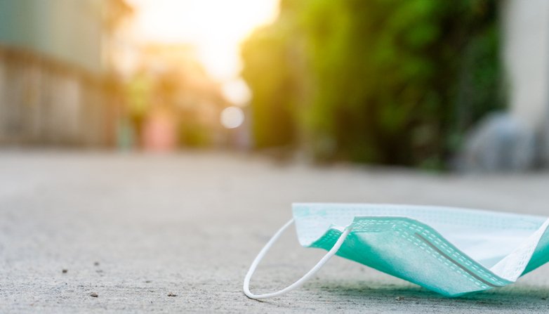 Una mascarilla en el suelo