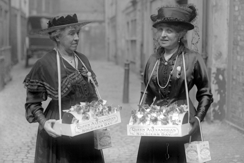 Lady Hanbury Williams y la Sra. Schlater aquí fotografiadas en el Día del Soldado en mayo de 1917
