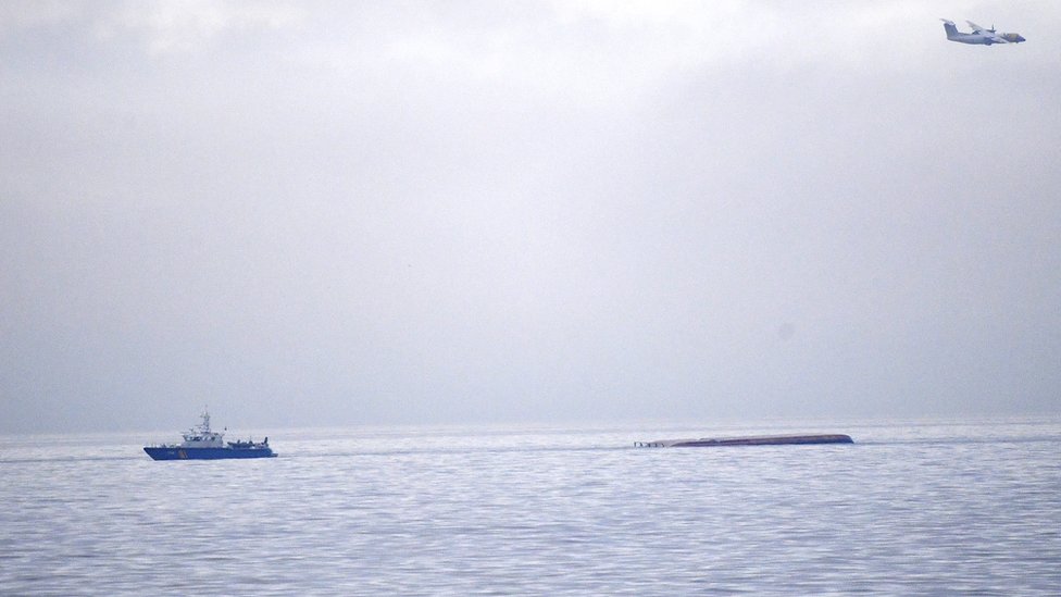 El carguero danés Karin Hoej volcó después de que chocó en el mar Báltico entre la ciudad sueca de Ystad y la isla danesa de Bornholm, el 13 de diciembre de 2021