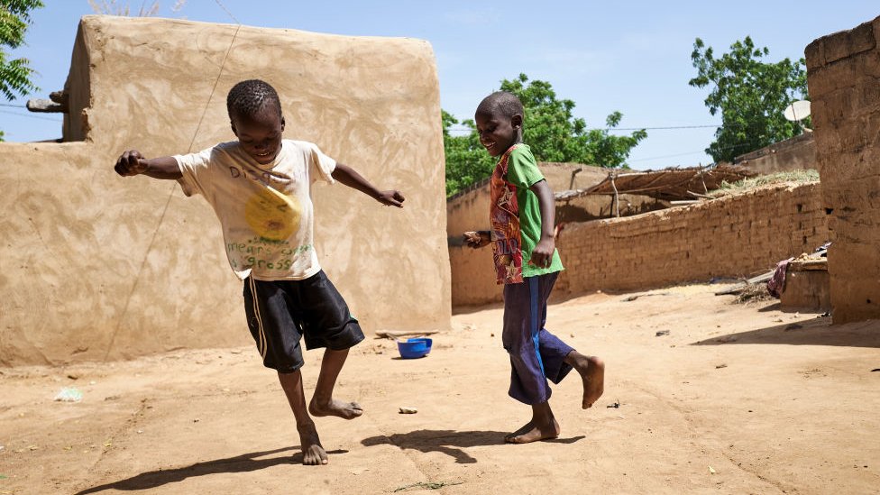 Дети играют в деревне в Мали