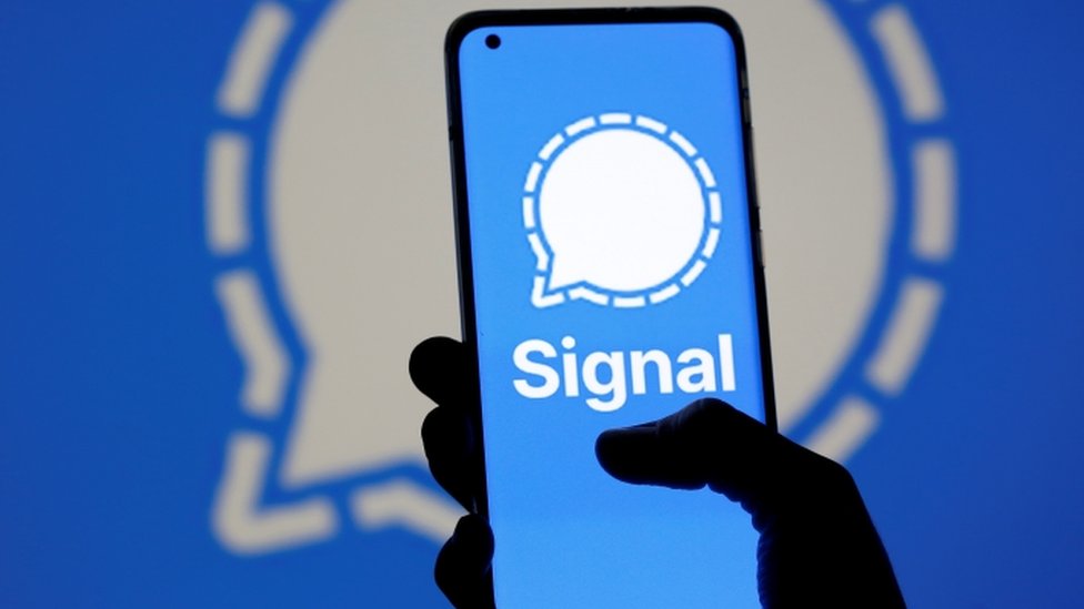 Логотип приложения для обмена сообщениями Signal отображается на смартфоне
